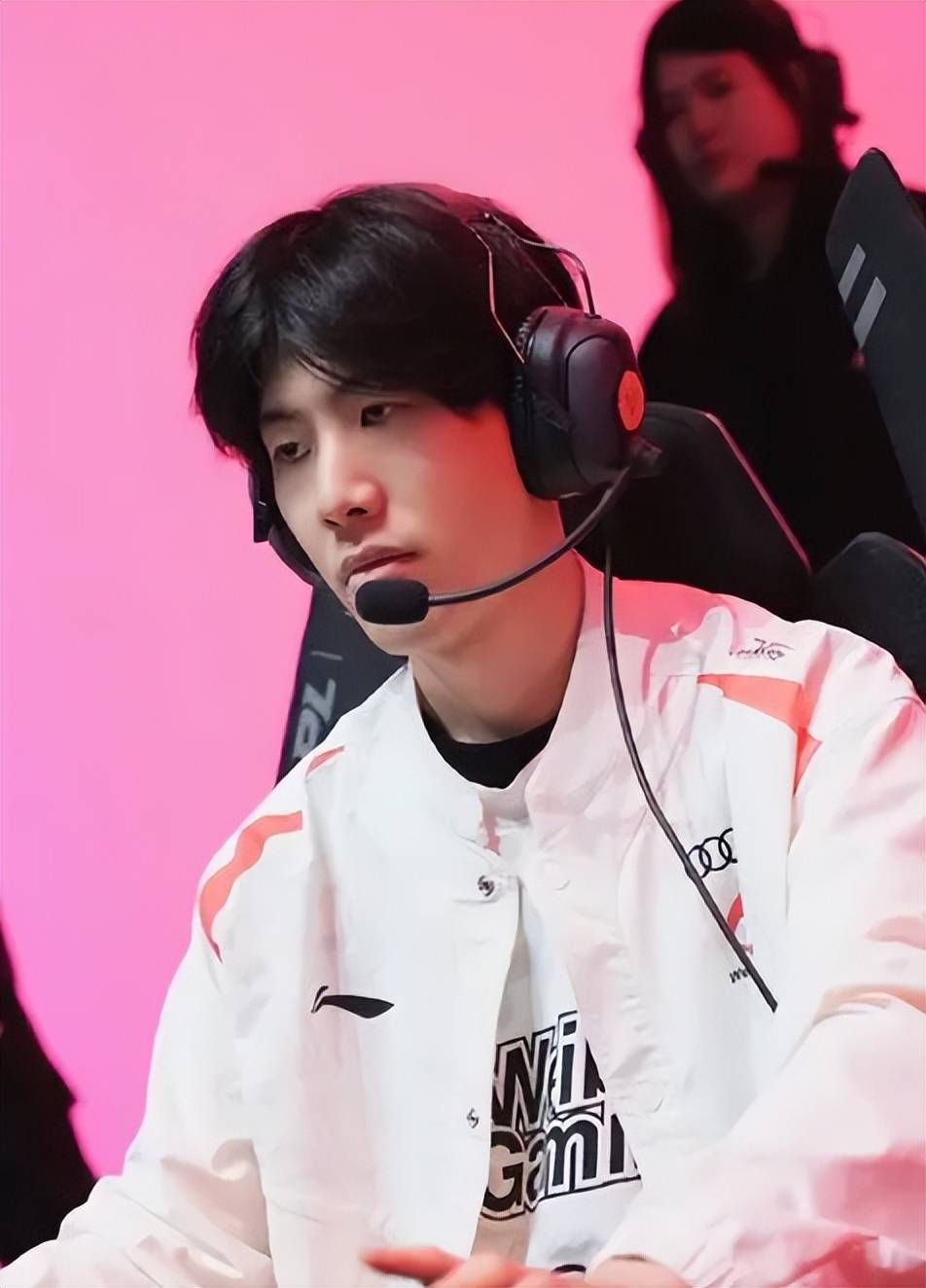 国足官方：费南多因伤离队 武磊阿兰返回球队报到.